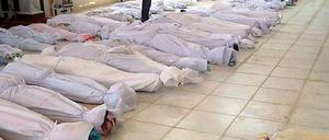 Schrecken ohne greifbares Ende. Dieses Bild wurde von der syrischen Bürgerplattform Houla Media Center am Ende Mai auf Facebook publiziert. Es zeigt mit weißen Tüchern abgedeckte Leichen. Die Menschen wurden den Angaben zufolge beim Massaker von Houla getötet.