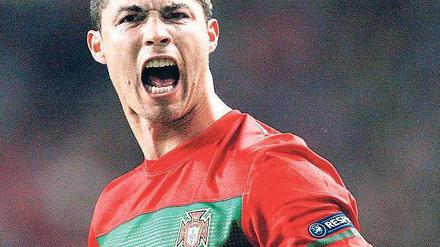 Aufgeplustert. Cristiano Ronaldo ist Freund theatralischer Posen – und unbestritten einer der besten Spieler der Welt.Foto: dpa