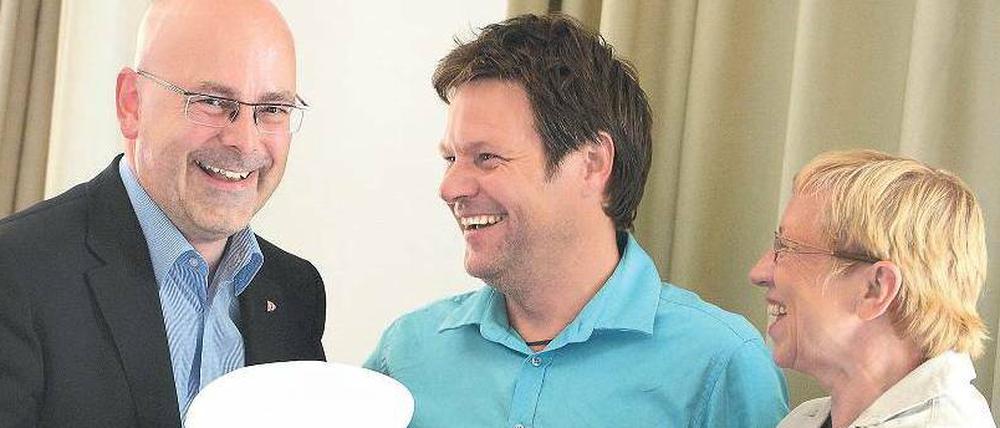 Auf Kurs. Der designierte Ministerpräsident von Schleswig-Holstein, Torsten Albig (links), bekam von SSW-Spitzenkandidatin Anke Spoorendonk und dem Spitzenkandidaten von Bündnis 90/Die Grünen, Robert Habeck, zu Beginn der Koalitionsgesprächsrunde im Landeshaus in Kiel eine Kapitänsmütze als Geschenk zum 49. Geburtstag. 
