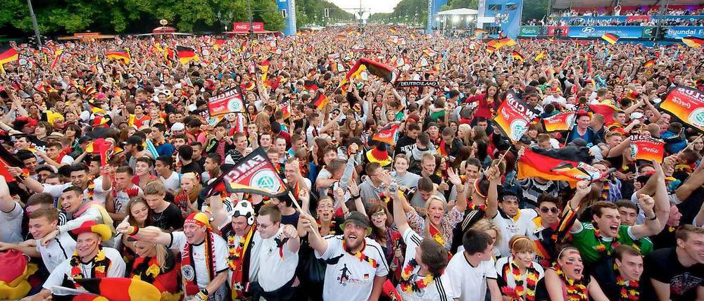 Wieder voll: Auch beim zweiten Spiel der deutschen Elf, dem Klassiker gegen Holland, war die Berliner Fanmeile der Schwerpunkt der Feierlichkeiten in der Hauptstadt. Und genug Grund zum Jubeln gab es ja auch. Deutschland gewann 2:1.