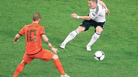Aus dem Sneijder. Bastian Schweinsteiger (l.) musste sich erst reinfuchsen, spielte dann aber