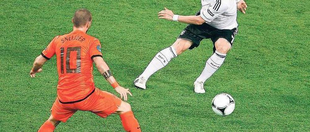 Aus dem Sneijder. Bastian Schweinsteiger (l.) musste sich erst reinfuchsen, spielte dann aber