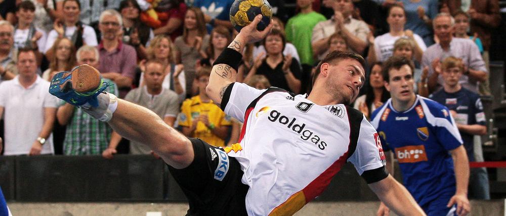 Kontrollierte Schieflage. Christoph Theuerkauf steuerte drei Treffer zum Sieg der deutschen Handballer bei. 