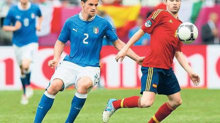 Ich bleib dir auf den Fersen. Italiens Maggio verfolgt Spaniens Iniesta.