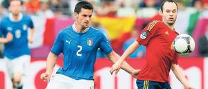 Ich bleib dir auf den Fersen. Italiens Maggio verfolgt Spaniens Iniesta. 