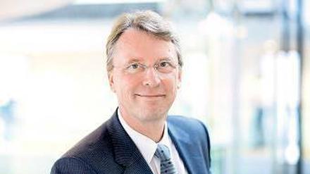 Christoph Meinel, 58, ist seit 2004 Direktor des Hasso-Plattner-Instituts in Potsdam und leitet das Fachgebiet Internettechnologien und -systeme. Meinel ist auch Vorsitzender des Deutschen IPv6-Rates. der sich für die Einführung des neuen Internetstandards einsetzt. 