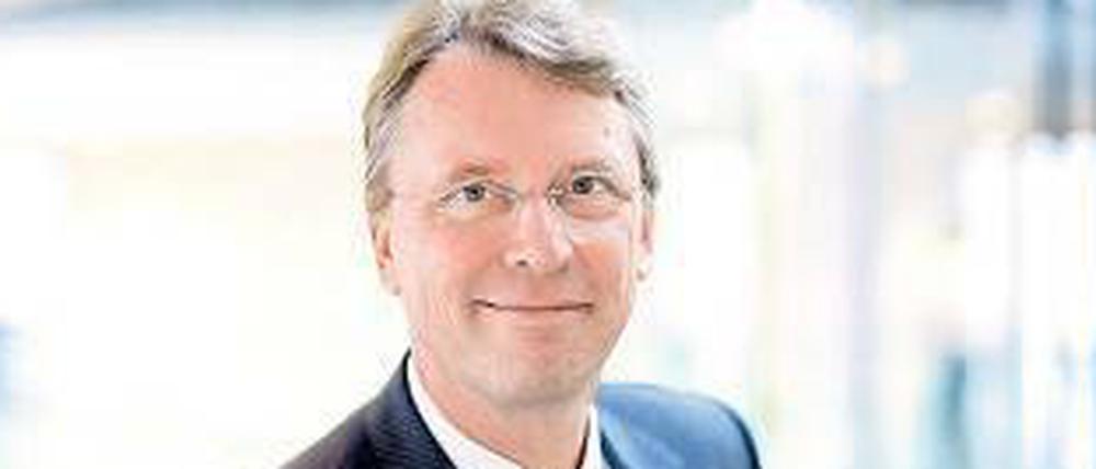 Christoph Meinel, 58, ist seit 2004 Direktor des Hasso-Plattner-Instituts in Potsdam und leitet das Fachgebiet Internettechnologien und -systeme. Meinel ist auch Vorsitzender des Deutschen IPv6-Rates. der sich für die Einführung des neuen Internetstandards einsetzt. 