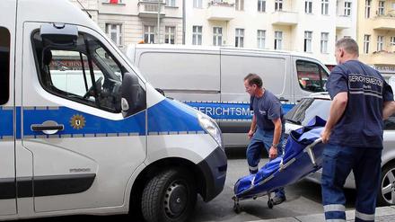 Gerichtsmediziner transportieren am Freitag die Leiche der 22-Jährigen ab.