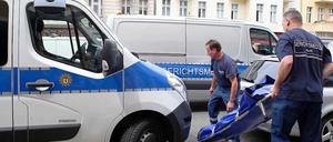 Gerichtsmediziner transportieren am Freitag die Leiche der 22-Jährigen ab.