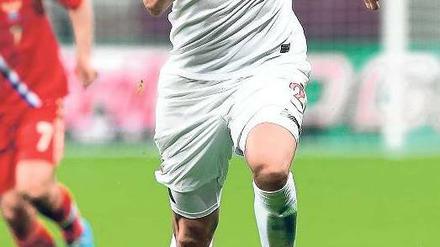 Spiel mit Schlagseite. Sebastian Boenisch hat auf links große Probleme.