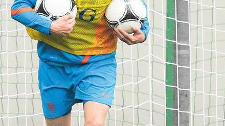 Balljunge. Wenn man wie Klaas-Jan Huntelaar allein Torschüsse übt, muss man alles selber machen. Foto: dapd