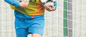 Balljunge. Wenn man wie Klaas-Jan Huntelaar allein Torschüsse übt, muss man alles selber machen. Foto: dapd