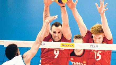 Perfekte Hinhaltetaktik. Georg Grozer (9) und Max Günthör (15) blocken gegen Kubas Wilfredo Leon. Ein Sieg am Sonntag gegen Tschechien reicht Deutschland, um sich für die Olympischen Spiele zu qualifizieren. 