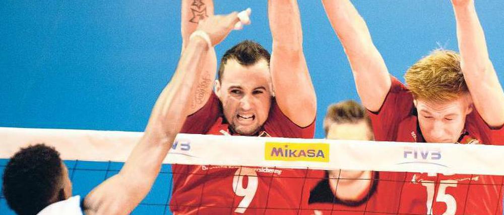 Perfekte Hinhaltetaktik. Georg Grozer (9) und Max Günthör (15) blocken gegen Kubas Wilfredo Leon. Ein Sieg am Sonntag gegen Tschechien reicht Deutschland, um sich für die Olympischen Spiele zu qualifizieren. 
