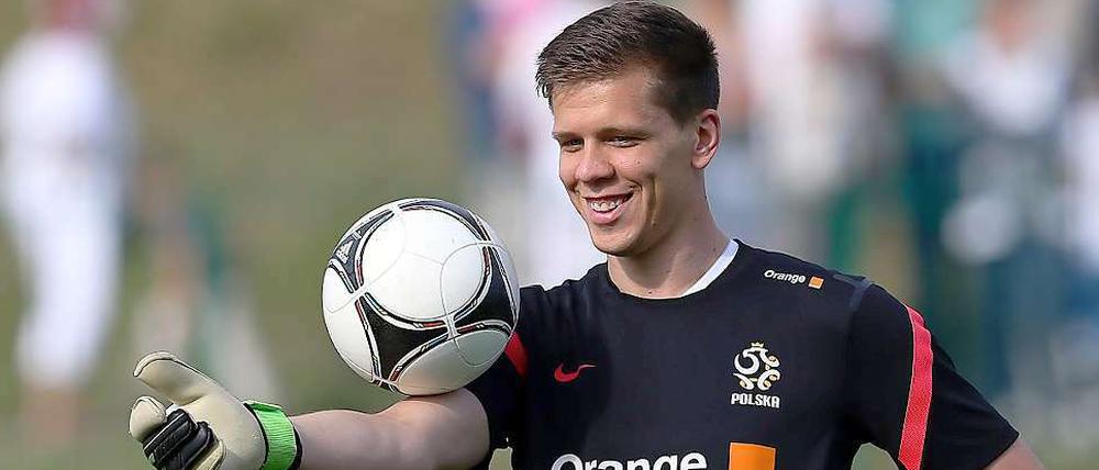Polens Torwart Wojciech Szczesny sah im ersten EM-Spiel Rot - nun diskutiert die Nation, ob er noch die richtige Nummer Eins ist.