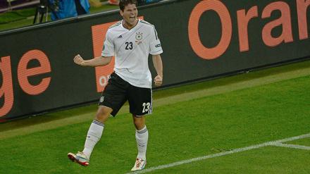 Deutschland jubelt. Mario Gomez hat das entscheidende Tor erzielt und die Nationalmannschaft schlägt Portugal mit 1:0
