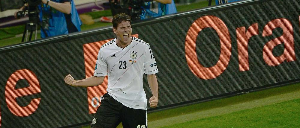 Deutschland jubelt. Mario Gomez hat das entscheidende Tor erzielt und die Nationalmannschaft schlägt Portugal mit 1:0