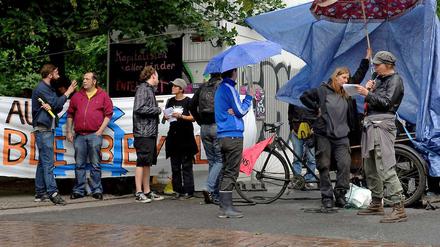 Gegen das Lab: Einige Dutzend Menschen protestierten auf dem Teutoburger Platz gegen das BMW-Guggenheim-Projekt.