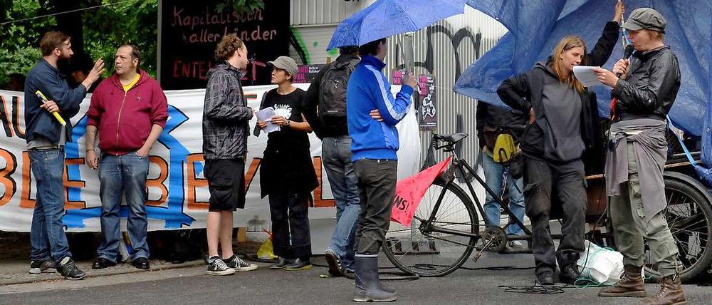 Gegen das Lab: Einige Dutzend Menschen protestierten auf dem Teutoburger Platz gegen das BMW-Guggenheim-Projekt.