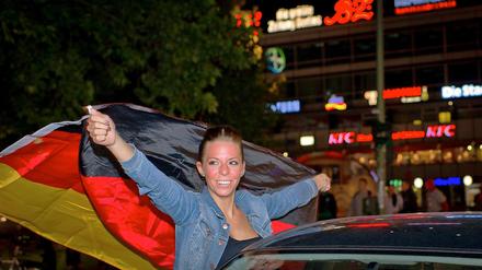 Die deutsche Flagge ist derzeit an vielen Autos in Berlin befestigt.