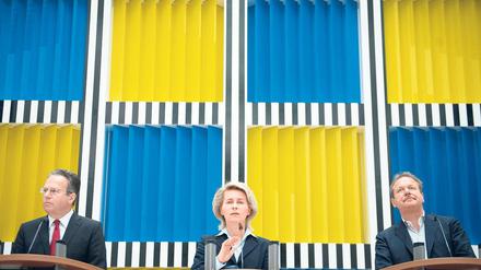 Rette, wer kann. Ministerin Ursula von der Leyen beriet sich mit BA-Chef Frank-Jürgen Weise (links) und dem Verdi-Vorsitzenden Frank Bsirske zu Schlecker. 