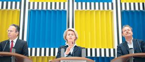 Rette, wer kann. Ministerin Ursula von der Leyen beriet sich mit BA-Chef Frank-Jürgen Weise (links) und dem Verdi-Vorsitzenden Frank Bsirske zu Schlecker. 
