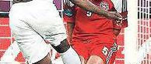 In die Knie. Der Däne Simon Busk Poulsen wird wegen seiner Abwehrhaltung verspottet. Foto: Reuters