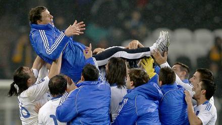 2004 in Portugal, Griechenland schafft mit Trainer Otto Rehhagel die absolute Sensation. An der Ägäis, die er 2010 nach den Enttäuschungen bei der EM 2008 und der WM 2010 verlassen hatte, wird "Rehhakles" bis heute vergöttert. Er war als erster Ausländer "Grieche des Jahres", Welt-Nationaltrainer sowie Ehrenbürger Athens. Lesen Sie hierzu: Glühbirne in der Steinzeit.