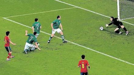 Links das Bein und rechts das Bein. Und dann hinein. Spaniens David Silva (links) tänzelt sich zum 2:0 und die drei irischen Verteidiger vor ihm schwindlig. Foto: dapd