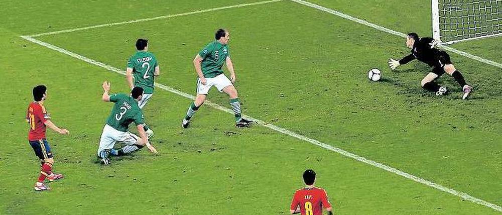 Links das Bein und rechts das Bein. Und dann hinein. Spaniens David Silva (links) tänzelt sich zum 2:0 und die drei irischen Verteidiger vor ihm schwindlig. Foto: dapd