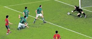 Links das Bein und rechts das Bein. Und dann hinein. Spaniens David Silva (links) tänzelt sich zum 2:0 und die drei irischen Verteidiger vor ihm schwindlig. Foto: dapd