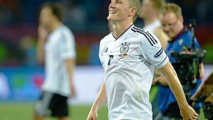 Haha, gewonnen! Bastian Schweinsteiger, hier nach dem Spiel gegen die Niederlande am Mittwochabend, stellt sich ab 13 Uhr der Presse - was ihm nicht allzu schwer fallen dürfte.