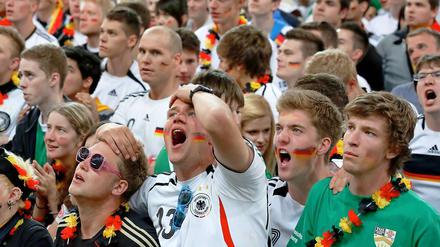 Deutschlandfans beim Fußballschauen. In Hessen endeten Fanfeiern für zwei Männer tödlich.