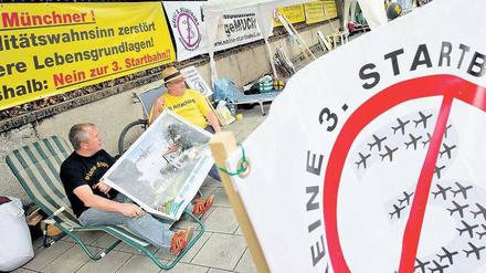 Occupy Staatskanzlei. Direkt vor dem Amtssitz von Ministerpräsident Horst Seehofer kampieren derzeit die Startbahngegner. Der CSU-Chef hatte angekündigt, an dem Projekt selbst dann festzuhalten, wenn bei dem Bürgerentscheid eine Mehrheit den Ausbau des Flughafens ablehnen sollte. Foto: dpa