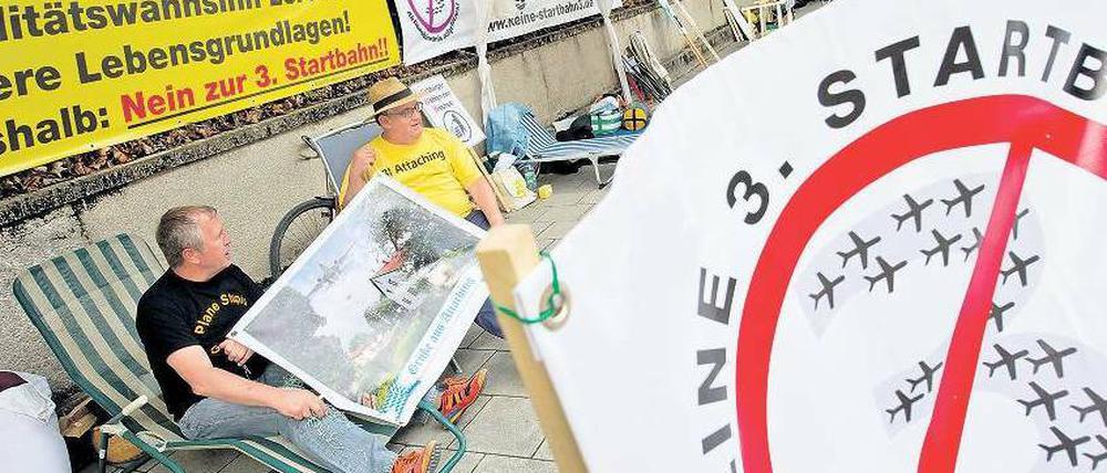Occupy Staatskanzlei. Direkt vor dem Amtssitz von Ministerpräsident Horst Seehofer kampieren derzeit die Startbahngegner. Der CSU-Chef hatte angekündigt, an dem Projekt selbst dann festzuhalten, wenn bei dem Bürgerentscheid eine Mehrheit den Ausbau des Flughafens ablehnen sollte. Foto: dpa