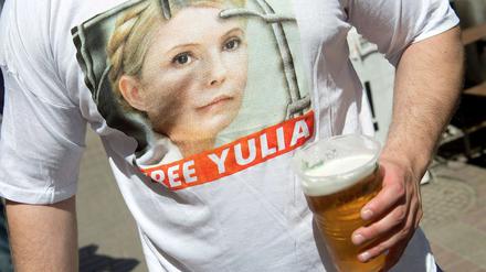 Protest und Spiele. Die oppositionellen verteilen vor dem Auftaktspiel der Ukraine gegen Schweden kostenlose "Freiheit für Julia"-T-Shirts.