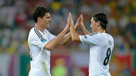 Spielmacher Mesut Özil (r.) gratuliert Torschütze Mario Gomez (l.) zu seinem wichtigen Treffer zum 1:0 gegen Portugal.