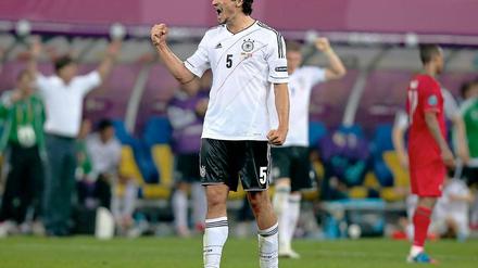 Mats Hummels jubelt nach dem Sieg gegen Portugal. Nach seiner überraschenden Aufstellung lieferte der Dortmunder eine starke Leistung. 