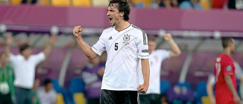 Mats Hummels jubelt nach dem Sieg gegen Portugal. Nach seiner überraschenden Aufstellung lieferte der Dortmunder eine starke Leistung. 