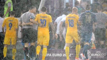 Fünf Minuten nach Spielbeginn wird das Vorrunden-Spiel Frankreich gegen Ukraine im Stadion von Donezk unterbrochen. Ein Wolkenbruch beendet die Partie.