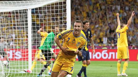 Der alte Mann dreht das Spiel. Andreij Schewtschenko schießt die Ukraine per Doppelpack zum Sieg über Schweden.