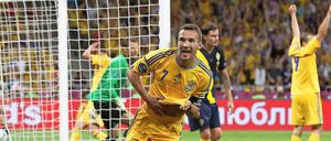 Der alte Mann dreht das Spiel. Andreij Schewtschenko schießt die Ukraine per Doppelpack zum Sieg über Schweden.