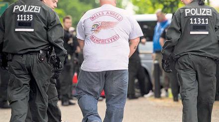 Großeinsatz. Mehr als 1000 Polizisten waren Ende Mai gegen die Berliner Rockerszene im Einsatz. Innensenator Frank Henkel hatte unter anderem die Ortsgruppe „Berlin City“ der Hells Angels verboten. 