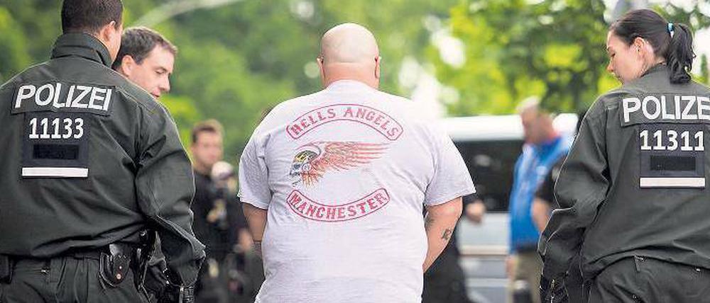 Großeinsatz. Mehr als 1000 Polizisten waren Ende Mai gegen die Berliner Rockerszene im Einsatz. Innensenator Frank Henkel hatte unter anderem die Ortsgruppe „Berlin City“ der Hells Angels verboten. 