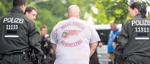 Großeinsatz. Mehr als 1000 Polizisten waren Ende Mai gegen die Berliner Rockerszene im Einsatz. Innensenator Frank Henkel hatte unter anderem die Ortsgruppe „Berlin City“ der Hells Angels verboten. 
