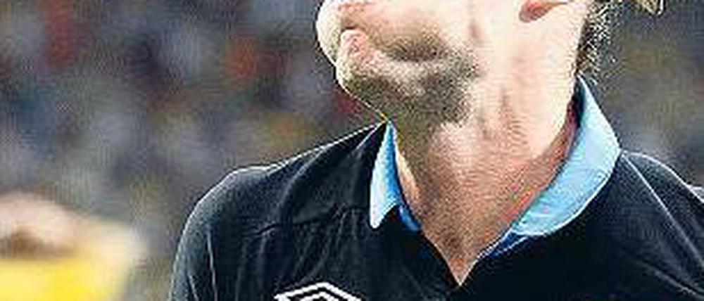 Durchpusten. Andy Carroll traf zum 1:0 für die Engländer in einem abwechslungsreichen Spiel. Foto: dpa