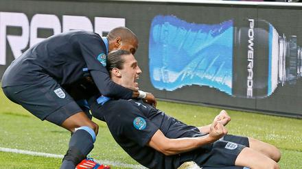 England jubelt, hier Andy Carroll, Torschütze zum 1:0. 