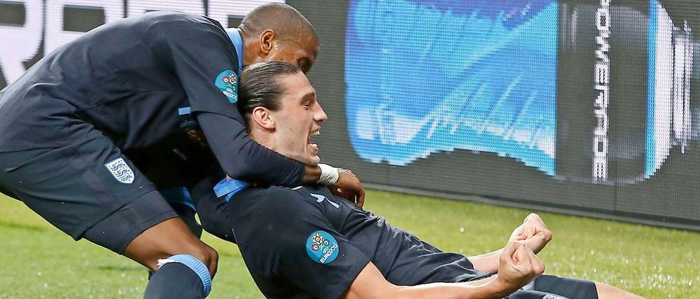 England jubelt, hier Andy Carroll, Torschütze zum 1:0.