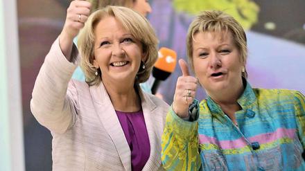 Koalitionsvertrag steht. Hannelore Kraft (SPD) und Sylvia Löhrmann (Grüne).