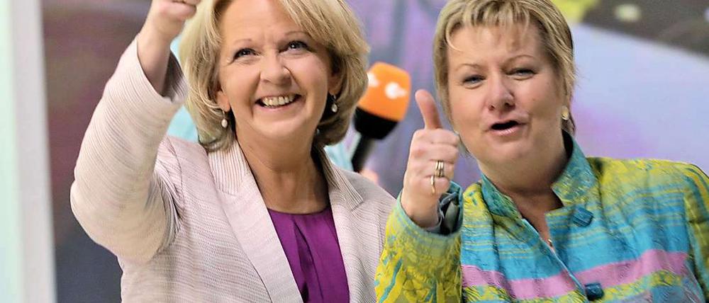 Koalitionsvertrag steht. Hannelore Kraft (SPD) und Sylvia Löhrmann (Grüne).